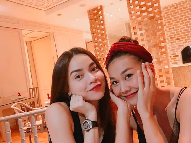 Nói về mối quan hệ với Thanh Hằng sau ồn ào với Minh Hằng, Hà Hồ chia sẻ trên Vietnamnet: "Mọi người bị sóng dư luận quá, tin dư luận quá, tin tin đồn quá nên hay thắc mắc chứ người trong nhà hoàn toàn không có chuyện gì xảy ra cả. Bọn tôi cũng lớn rồi, không còn là trẻ con để ai nói thế này thế kia rồi hiểu lầm nhau, nghỉ chơi với nhau”. Ảnh: Người đưa tin