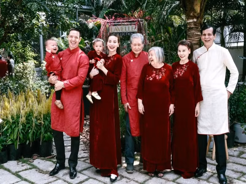 Hồ Ngọc Hà không phải làm dâu. Đối với bố mẹ chồng, cô yêu thương, tôn trọng, chăm sóc cả hai.