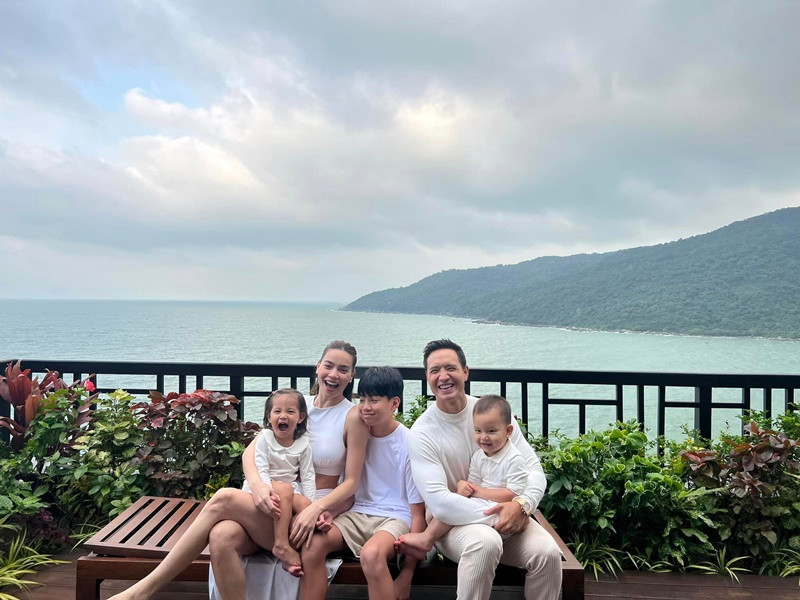 Nữ ca sĩ chia sẻ, cô có thể lộng lẫy, rực rỡ trên sân khấu, nhưng về nhà lại vô cùng mộc mạc, giản dị.