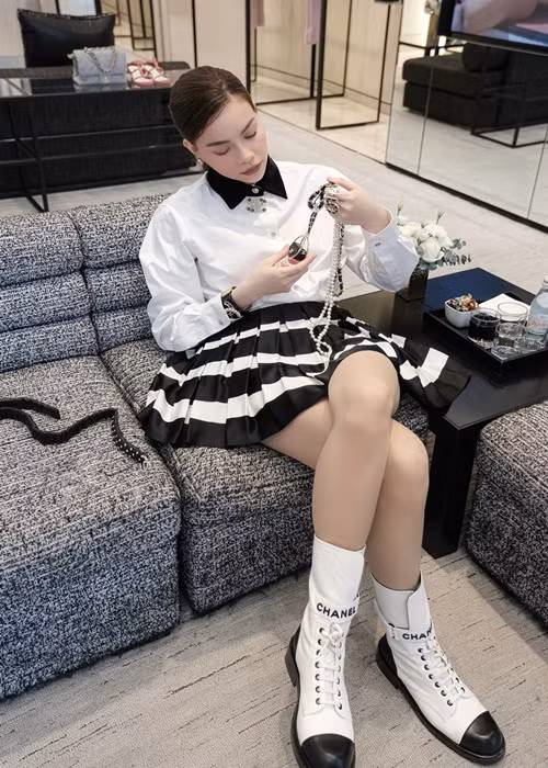 “Nữ hoàng giải trí” có cuộc sống sang chảnh. Cô ở biệt thự 30 tỷ, mặc toàn đồ hiệu, có những chuyến du lịch xa hoa.