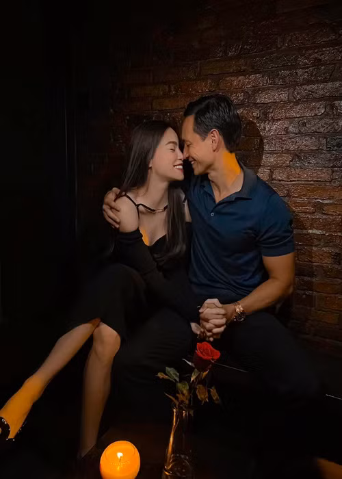 Kim Lý luôn là người làm lành, "xuống nước" trước. “Về chung một nhà, có con với nhau rồi thì mình thiệt hơn, bởi cãi nhau xong, anh ấy biết trước sau gì cũng làm lành thôi, không phải như lúc còn hẹn hò không ràng buộc gì”, Hà Hồ chia sẻ trên Dân Trí.