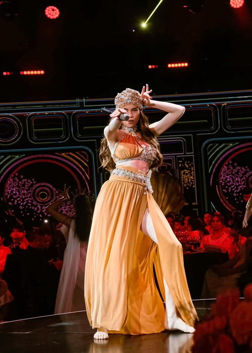 Hồ Ngọc Hà miệt mài đi hát. Bên cạnh đó, nữ ca sĩ còn kinh doanh. Theo Người lao động, khi được hỏi về lợi nhuận kinh doanh, Hà Hồ cho biết: "Tiền một năm đi bán son của tôi bằng 10 năm đứng trên sân khấu".