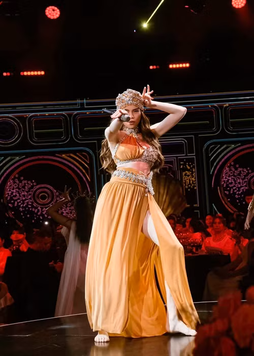 Hồ Ngọc Hà miệt mài đi hát. Bên cạnh đó, nữ ca sĩ còn kinh doanh. Theo Người lao động, khi được hỏi về lợi nhuận kinh doanh, Hà Hồ cho biết: "Tiền một năm đi bán son của tôi bằng 10 năm đứng trên sân khấu".