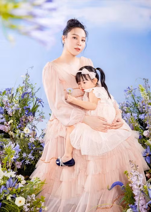 Dưới bài đăng của nữ ca sĩ gốc Tày, Cường Đô la liên tục nịnh vợ. Doanh nhân phố núi viết: "Vợ tui xinh quá đi thôi. 2 tình yêu to bự của papa", "Chỉ có thể là yêu".