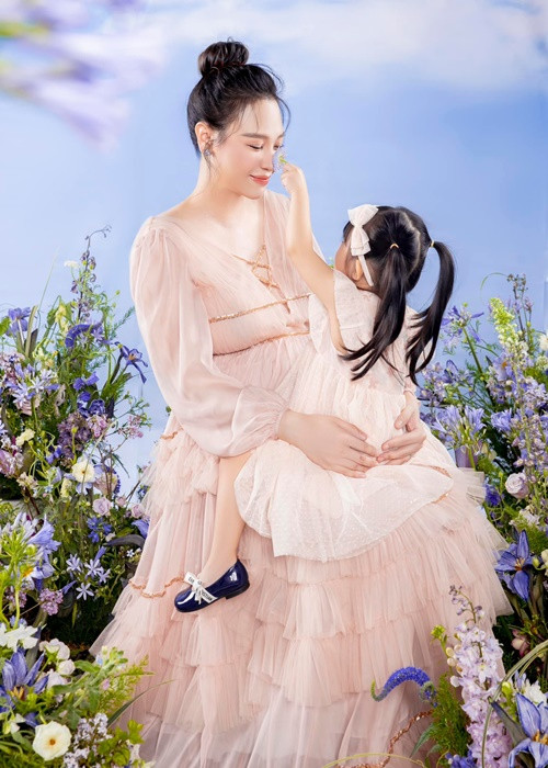 Đàm Thu Trang hài hước đáp lời chồng: "Papa tính định xin đi tour đâu nữa hả".