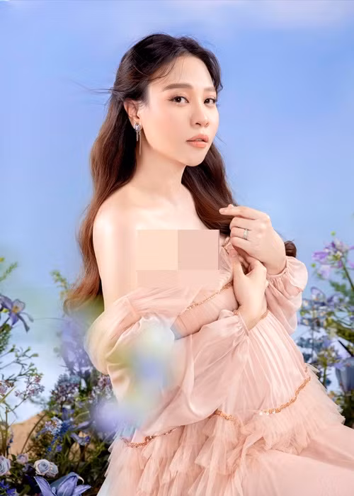 Đàm Thu Trang mang bầu lần 2 sau 4 năm kết hôn.