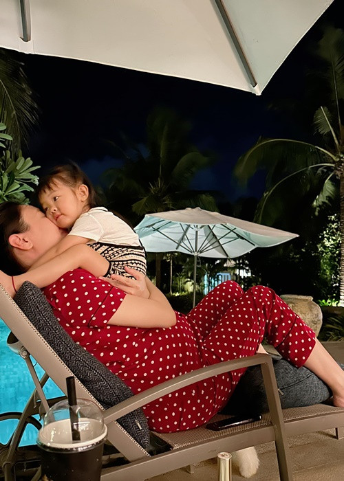 Cường Đô la chia sẻ, nhờ được mẹ làm công tác tư tưởng từ trước nên cả tuần đi học đầu tiên cô nhóc không một giọt nước mắt nào rơi, trái lại còn rất thích đi học.