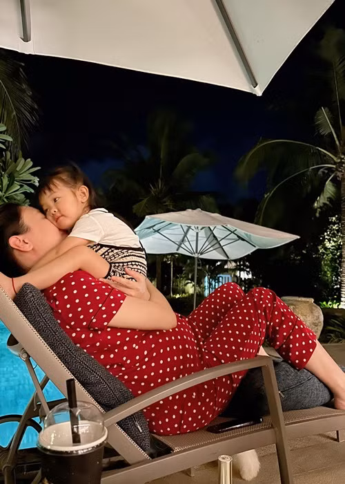 Cường Đô la chia sẻ, nhờ được mẹ làm công tác tư tưởng từ trước nên cả tuần đi học đầu tiên cô nhóc không một giọt nước mắt nào rơi, trái lại còn rất thích đi học.