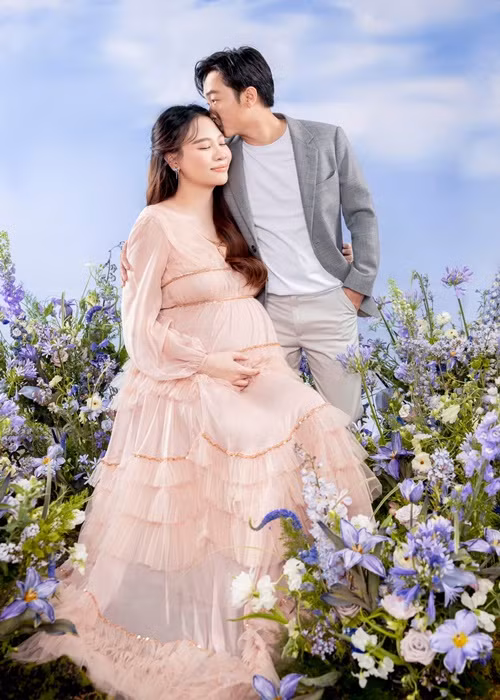 Nữ ca sĩ sinh năm 1989 chụp nhiều bộ ảnh nghệ thuật khi mang thai.