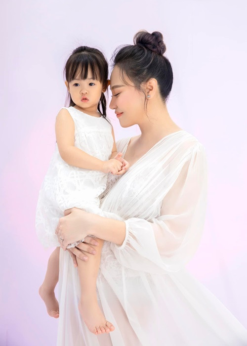 Nhan sắc của Đàm Thu Trang thời kỳ bầu bí vẫn rạng rỡ.