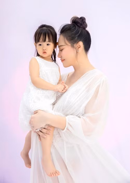 Nhan sắc của Đàm Thu Trang thời kỳ bầu bí vẫn rạng rỡ.