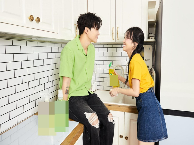 Anh Tú chia sẻ trong cuộc phỏng vấn với VOV, anh không cần Diệu Nhi phải nấu cơm. Nam diễn viên có thể thay bà xã làm. Anh Tú chỉ mong muốn hai vợ chồng có thể sum họp, quây quần bên gia đình. Ảnh: FBNV