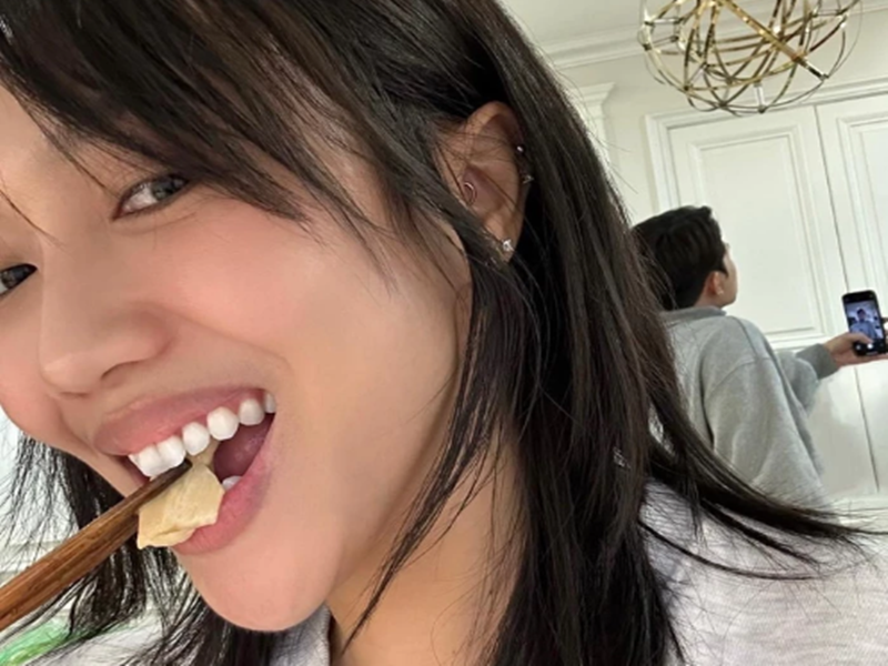 "Tới giờ vẫn có người nghĩ mình vô bếp là để nấu ăn. Khờ khạo thế nhở", Diệu Nhi viết. Ảnh: FBNV