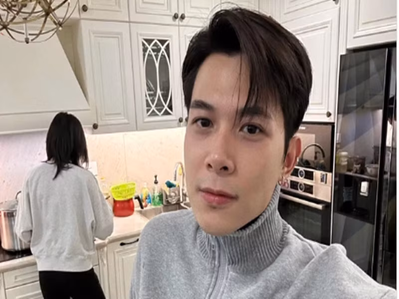 Dịp Tết Nguyên đán 2023, ông xã Diệu Nhi đăng ảnh vợ vào bếp. Tuy nhiên, sau đó, Anh Tú bị bạn đời "bóc phốt". Ảnh: FBNV