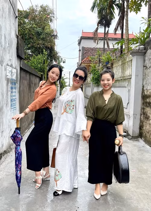 "Tôi chỉ cần nói ngắn gọn, không cần giải thích dài dòng là bạn đã hiểu ngay. Hoặc chỉ bắt đầu bằng một câu nói là ánh mắt 2 mẹ con đã tự hiểu với nhau rồi. Đó là điều mới mẻ và niềm vui của tôi lúc này", Thanh Thanh Hiền chia sẻ về con gái út.