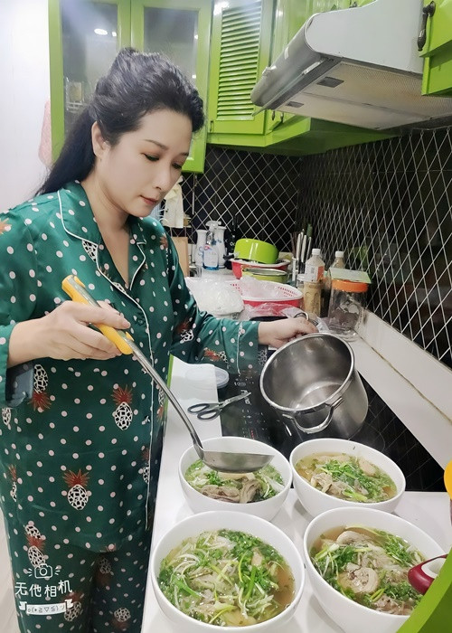 Trên trang cá nhân, nữ ca sĩ vẫn thường xuyên cập nhật hình ảnh đời thường. Cô không ít lần khoe vào bếp nấu ăn.