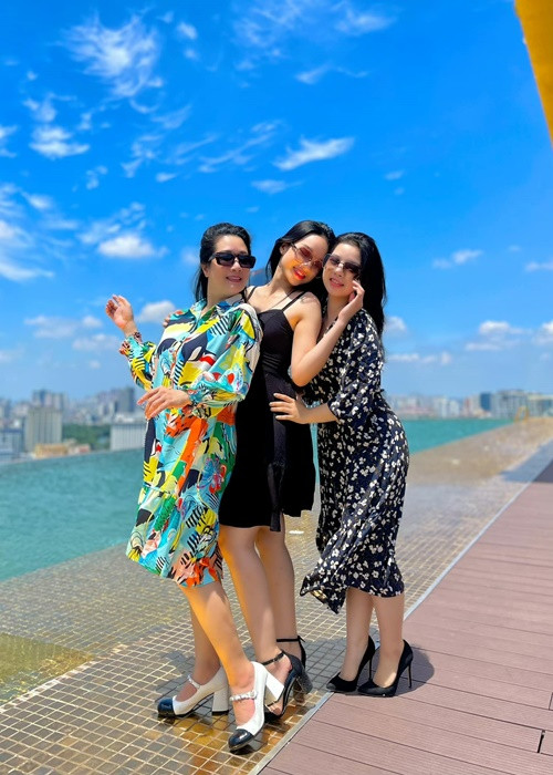 Tú Linh - con gái đầu lòng của Thanh Thanh Hiền du học ở Singapore nên thi thoảng mới về thăm mẹ.