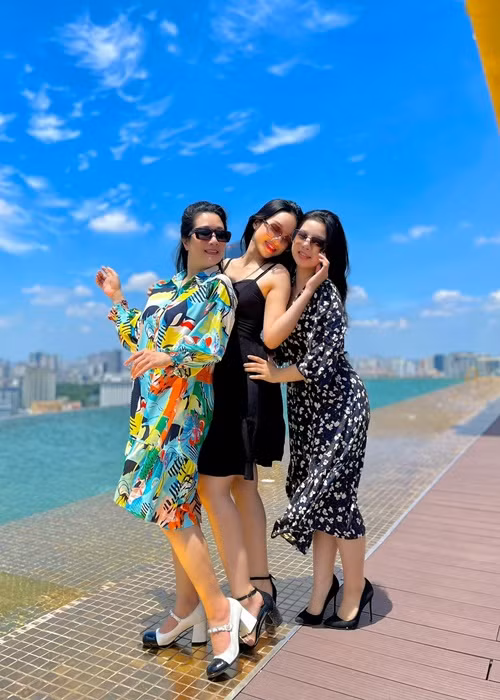 Tú Linh - con gái đầu lòng của Thanh Thanh Hiền du học ở Singapore nên thi thoảng mới về thăm mẹ.