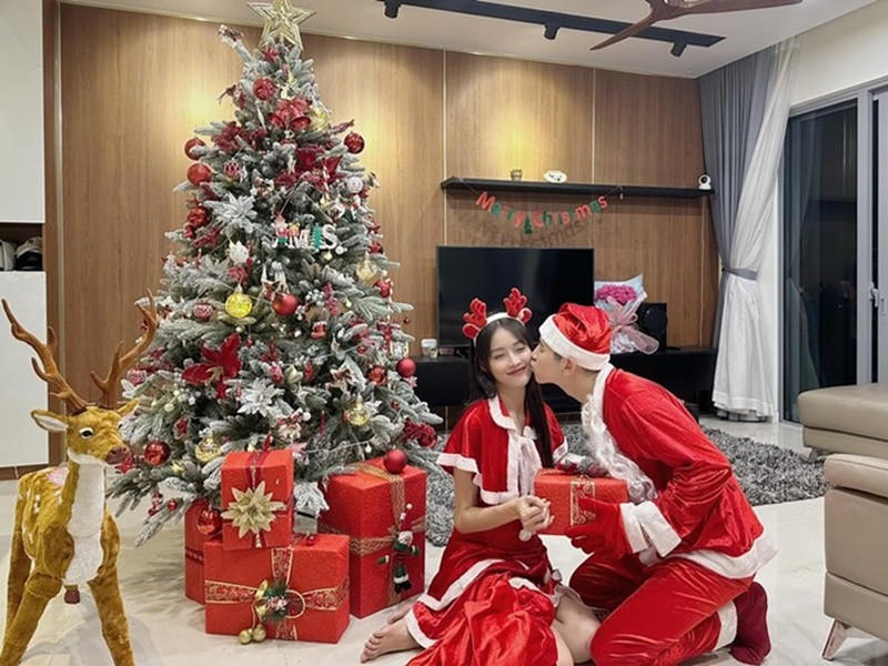 Cặp đôi thường xuyên khoe những khoảnh khắc tình tứ bên nhau trên trang cá nhân.