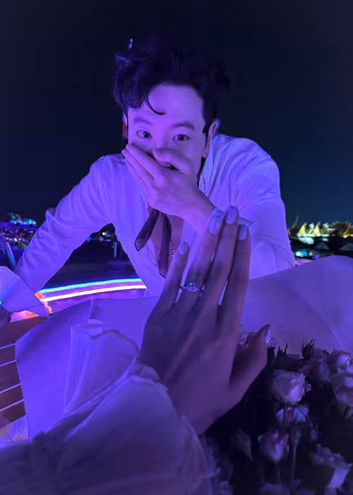  Trương Mỹ Nhân - Phí Ngọc Hưng vừa kỷ niệm 5 năm ngày hẹn hò ở Thái Lan. Đáng chú ý, Phí Ngọc Hưng đã cầu hôn bạn gái.