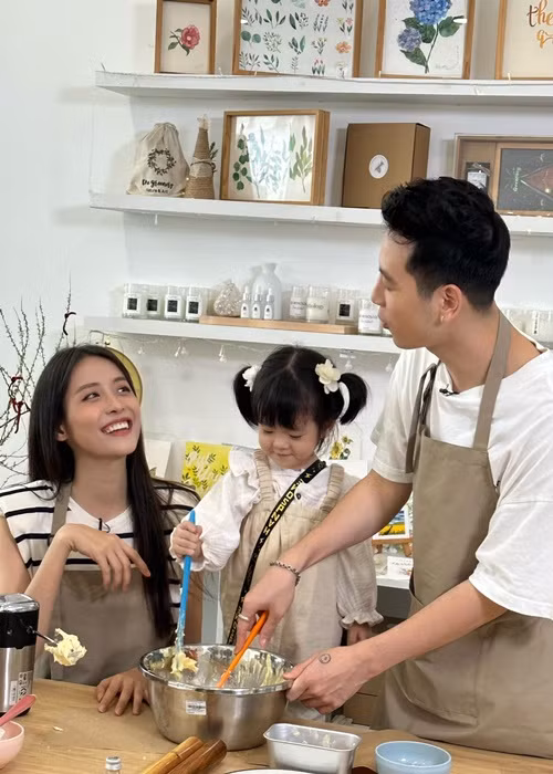 "Tôi tin tưởng Hưng rất nhiều ở sự chung thủy. Tôi cũng không hiểu vì sao mình lại có niềm tin ở Hưng như vậy. Dù ở ngoài đời, đi chơi với bạn bè hay đi bất cứ đâu thì tôi cũng đề cập đến vấn đề này", Trương Mỹ Nhân cho biết.