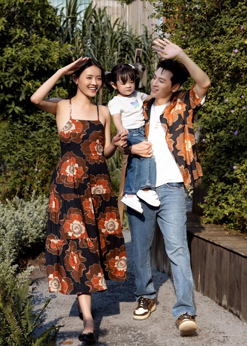 Trương Mỹ Nhân và bạn trai đều cưng chiều cô con gái Bona.