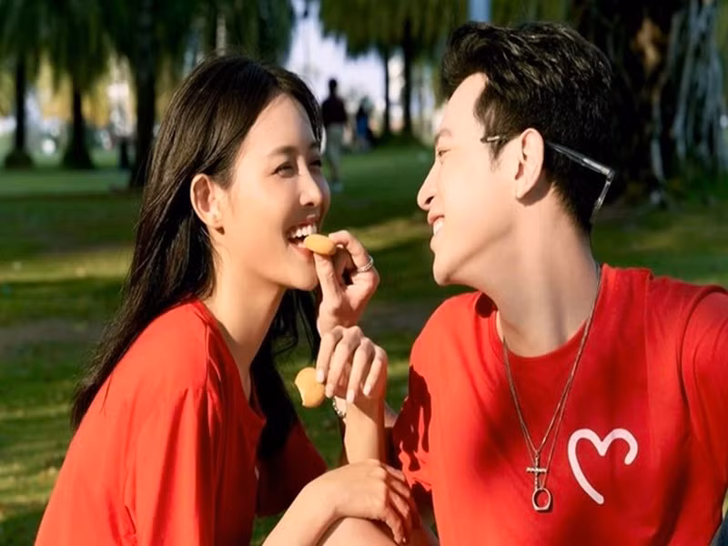 5 năm trước, Trương Mỹ Nhân và bạn trai kém tuổi lần gặp nhau trong một chương trình truyền hình thực tế quay tại Malaysia.