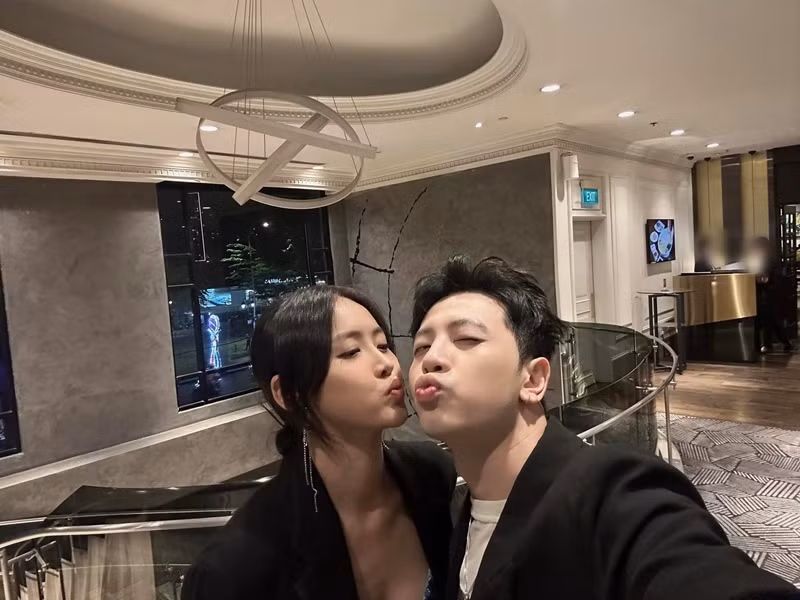 Khi mới quen biết, Phí Ngọc Hưng xưng hô chị em với Trương Mỹ Nhân. Anh không biết vì sao lại phải lòng đàn chị.