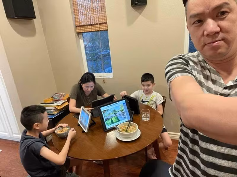 Chồng cũ Thu Phương hiếm khi đăng tải hình ảnh gia đình trên mạng xã hội. Ảnh: FBNV