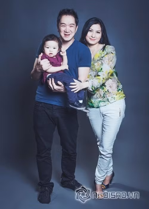 Người vợ thứ hai của Huy MC tên Bảo Quyên, kém nam ca sĩ 5 tuổi. Trong cuộc phỏng vấn với Mốt và cuộc sống năm 2010, Huy MC cho biết, Bảo Quyên làm trong ngành địa ốc và ngân hàng. Ảnh: Gia đình Việt Nam