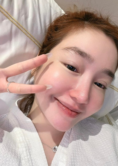 Màn tố chồng cũ của Elly Trần tới nay chưa kết thúc. Mới đây, người đẹp cho biết, trong một năm qua, chồng cũ không chu cấp cho hai con.