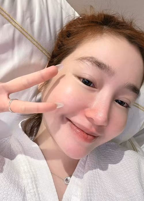 Màn tố chồng cũ của Elly Trần tới nay chưa kết thúc. Mới đây, người đẹp cho biết, trong một năm qua, chồng cũ không chu cấp cho hai con.