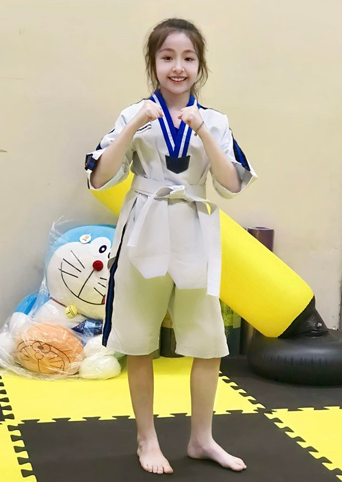 Hai con của Elly Trần ngày càng ngoan ngoãn, hiểu chuyện.