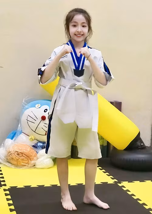 Hai con của Elly Trần ngày càng ngoan ngoãn, hiểu chuyện.