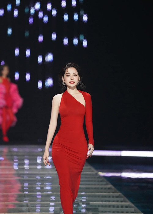 Trên fanpage, stylist Hoàng Ku liên tục cập nhật về trang phục của Chi Pu ở Tỷ tỷ đạp gió rẽ sóng 2023.