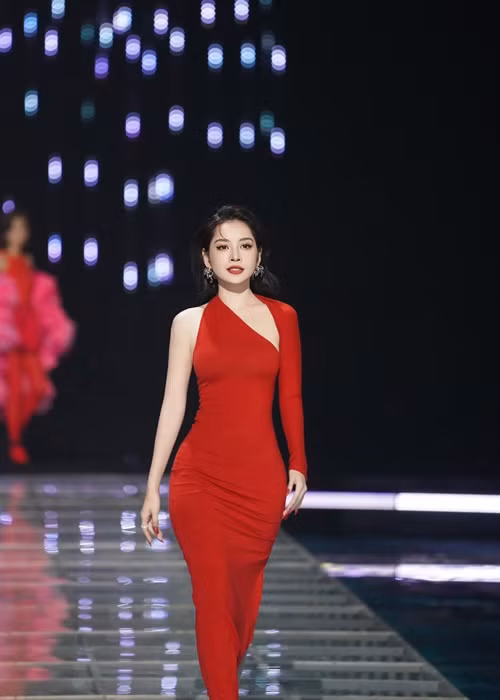 Trên fanpage, stylist Hoàng Ku liên tục cập nhật về trang phục của Chi Pu ở Tỷ tỷ đạp gió rẽ sóng 2023.