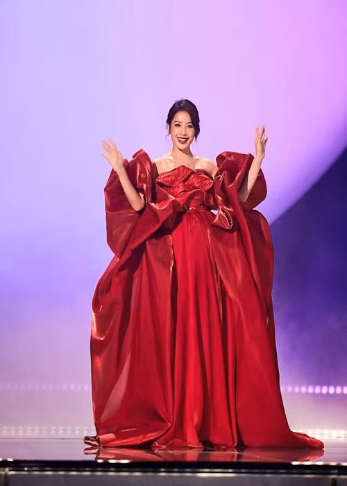 Trong tập 1 Đạp gió, Chi Pu diện trang phục của NTK Nguyễn Tiến Truyển khi thể hiện ca khúc "Đóa hoa hồng". "Hoàng đã gửi gắm ý tưởng tới NTK Nguyễn Tiến Truyển hiện thực hóa chiếc váy với tạo hình 1 bông hoa hồng đỏ rực rỡ, với phần quần liền boots màu xanh lá cây đính đá bắt sáng kèm theo những chi tiết đinh tán như những chiếc gai trên thân cây hoa hồng, và với một phần tùng váy màu đỏ rất to để che giấu phần váy bên trong để có màn biến hóa trang phục ấn tượng trên sân khấu", Hoàng Ku chia sẻ.