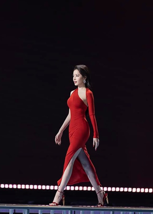 Trong MV và teaser đầu tiên của Đạp gió, Chi Pu diện mẫu váy ôm sát của thương hiệu Việt Nam.