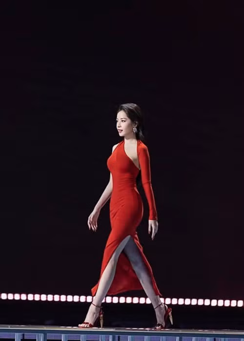 Trong MV và teaser đầu tiên của Đạp gió, Chi Pu diện mẫu váy ôm sát của thương hiệu Việt Nam.