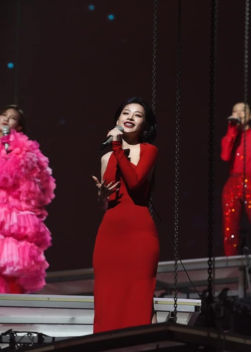 Hoàng Ku chọn chiếc váy vì nó phù hợp với vóc dáng, tính cách tinh thần của Chi Pu, lại vừa đúng yêu cầu trang phục và chủ đề của ban tổ chức.