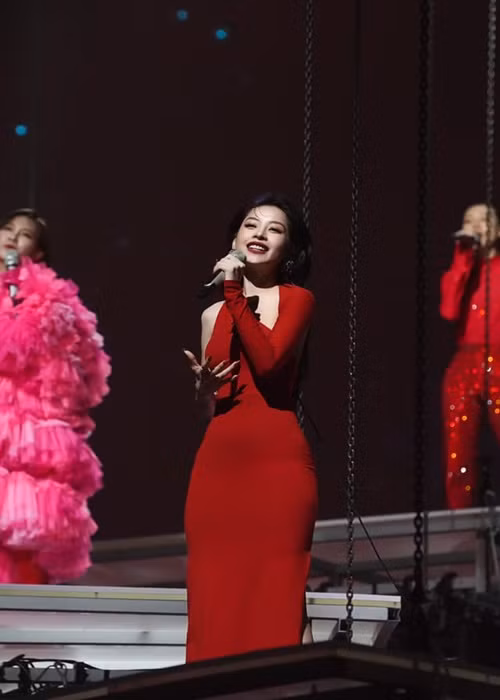 Hoàng Ku chọn chiếc váy vì nó phù hợp với vóc dáng, tính cách tinh thần của Chi Pu, lại vừa đúng yêu cầu trang phục và chủ đề của ban tổ chức.