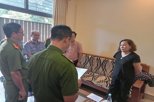 Bat tam giam nu giam doc cong ty tron thue hang ty dong