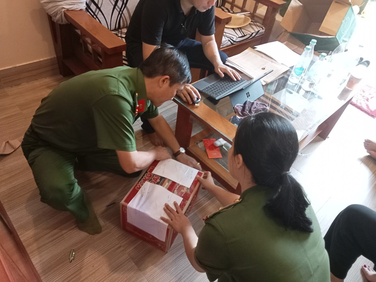 Bat tam giam nu giam doc cong ty tron thue hang ty dong-Hinh-2