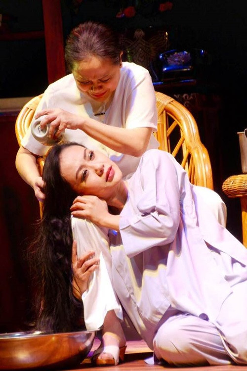 Hồng Ánh đóng kịch bắt đầu từ năm 1998. Theo Dân Trí, cô gắn bó với các sân khấu kịch Idecaf, Hoàng Thái Thanh. Ảnh: FBNV