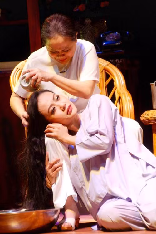 Hồng Ánh đóng kịch bắt đầu từ năm 1998. Theo Dân Trí, cô gắn bó với các sân khấu kịch Idecaf, Hoàng Thái Thanh. Ảnh: FBNV