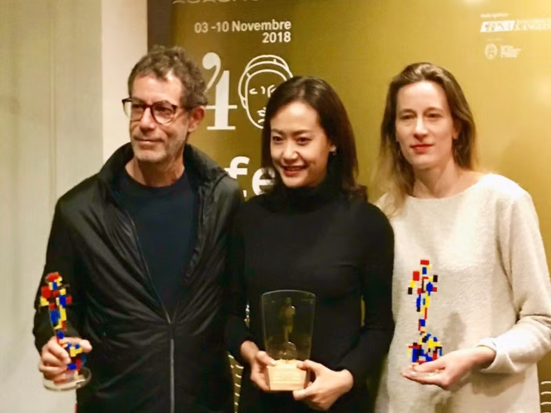 Ngoài đóng phim, Hồng Ánh còn làm đạo diễn. Bộ phim “Đảo của dân ngụ cư” do Hồng Ánh đạo diễn từng đạt nhiều giải thưởng trong nước và quốc tế như Phim hay nhất, Nam diễn viên chính Xuất sắc nhất và Đạo diễn hình ảnh Xuất sắc nhất tại Liên hoan phim quốc tế ASEAN năm 2017, giải Câu chuyện đặc biệt hay nhất, Giải đặc biệt của ban giám khảo dành cho diễn viên tại Liên hoan phim châu Á - Thái Bình Dương năm 2018. Ảnh: FBNV