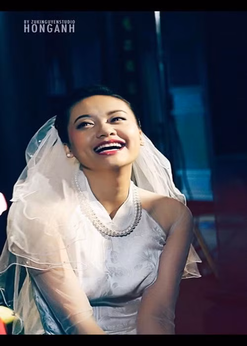 Hồng Ánh có trong tay nhiều giải thưởng diễn xuất. Vai diễn trong "Trăng nơi đáy giếng" giúp cô đoạt giải Nữ diễn viên xuất sắc tại LHP Dubai năm 2008, Nữ diễn viên xuất sắc phim truyện nhựa tại Mai Vàng năm 2008, Nữ diễn viên xuất sắc tại LHP Việt Nam tại Pháp năm 2014. Ảnh: FBNV