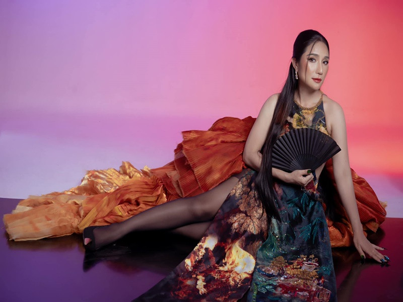 "…Lúc mới quen nhau, chúng tôi sòng phẳng về tài chính, rồi anh ấy về hỗ trợ tôi trong công việc. Do đó khi chia tay, anh ấy nói tôi phải bồi thường vì phải đi tìm việc làm. Tôi cũng quên mất là mình có làm hay không vì đây là ký ức không đáng nhớ. Nhưng lúc đó anh ấy có bắt tôi viết giấy nợ nữa”, Cát Tường chia sẻ.