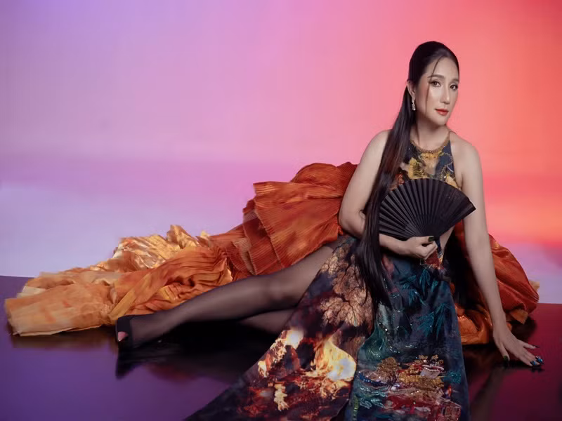 "…Lúc mới quen nhau, chúng tôi sòng phẳng về tài chính, rồi anh ấy về hỗ trợ tôi trong công việc. Do đó khi chia tay, anh ấy nói tôi phải bồi thường vì phải đi tìm việc làm. Tôi cũng quên mất là mình có làm hay không vì đây là ký ức không đáng nhớ. Nhưng lúc đó anh ấy có bắt tôi viết giấy nợ nữa”, Cát Tường chia sẻ.