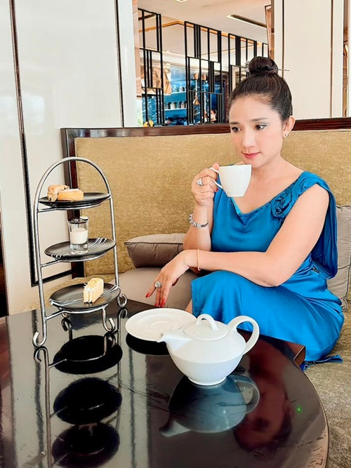 Cát Tường tiết lộ, cô chia tay một người bạn trai kém tuổi vì người này liên tục “bắt cá hai tay”.